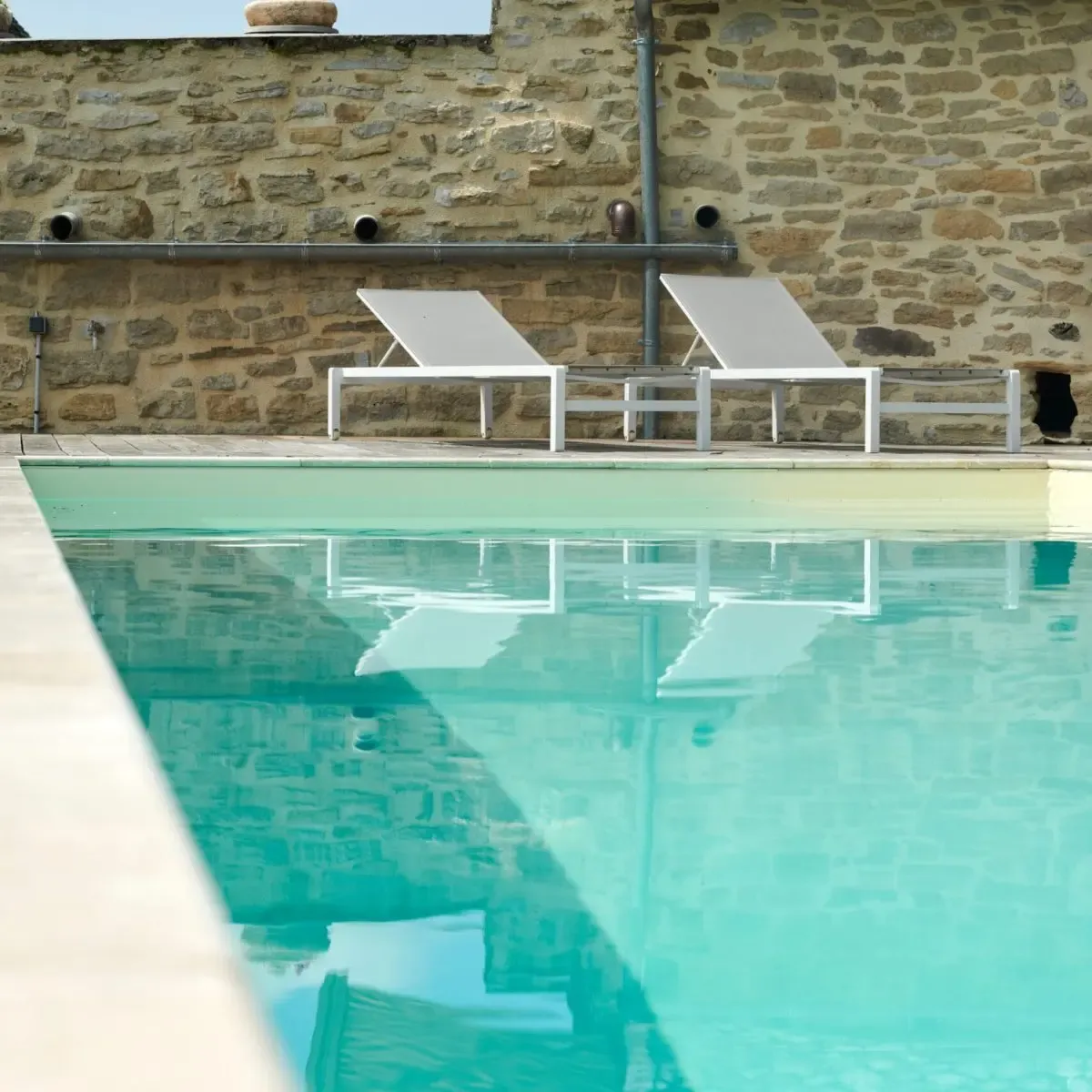 Entretien piscine et espaces verts : comment une conciergerie coordonne vos prestataires au Médoc